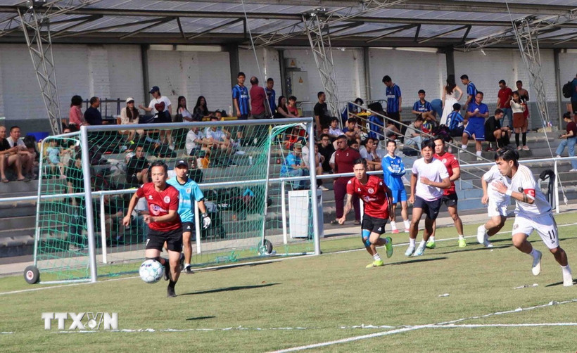 Một pha bóng trong trận chung kết giữa hai đội VN Amsterdam FC (Hà Lan) và Viet Gold FC (Pháp). (Ảnh: Hương Giang/TTXVN)