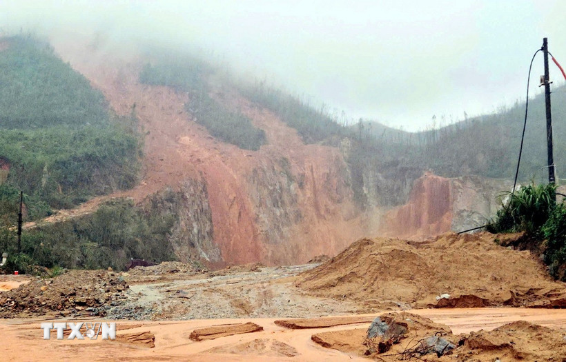 Hiện trường sạt lở đất ở xã Cẩm Trung vùi lấp một ngôi nhà và hư hỏng 3 trang trại. (Ảnh: Công Tường/TTXVN)