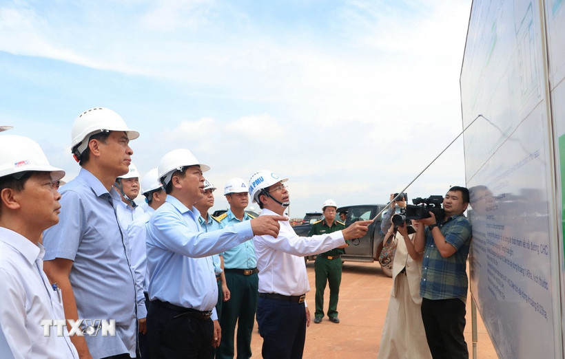 Bộ Trưởng Bộ Xây dựng Trần Hồng Minh kiểm tra tiến độ thi công sân bay Long Thành. (Ảnh: Công Phong/TTXVN)