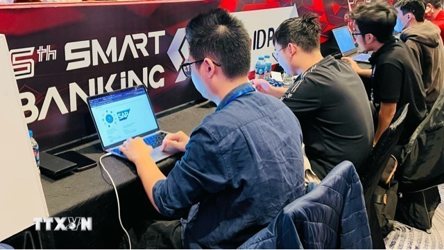 Các kỹ sư công nghệ tham gia diễn tập an ninh mạng lĩnh vực tài chính, ngân hàng. (Ảnh: Ngọc Bích/TTXVN)