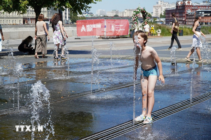 Người dân ở thủ đô nước Nga thực sự đang trải qua mùa hè nhiệt đới. (Ảnh: Tâm Hằng/TTXVN)