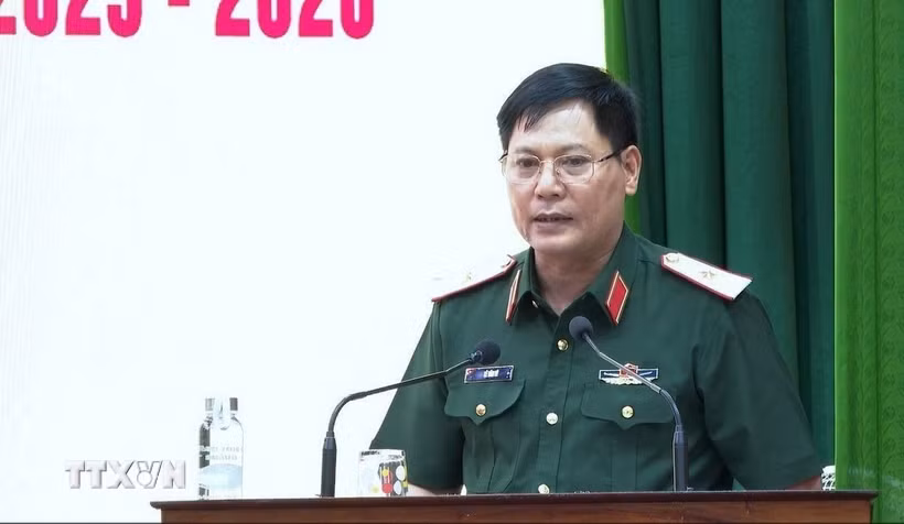 Thiếu tướng Lê Văn Vỹ, Phó Tham mưu trưởng Quân khu 4, Phó Trưởng Ban Chỉ đạo tìm kiếm, quy tập và xác định danh tính hài cốt liệt sĩ Quân khu phát biểu chỉ đạo hội nghị. (Ảnh: TTXVN phát)