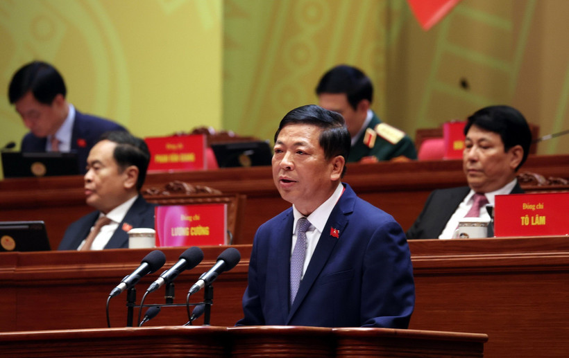 Đồng chí Trần Hồng Minh, Ủy viên Trung ương Đảng, Bí thư Đảng ủy, Bộ trưởng Bộ Xây dựng, tham luận về vấn đề “Đột phá mạnh mẽ phát triển kết cấu hạ tầng trong kỷ nguyên mới”. (Ảnh: TTXVN)