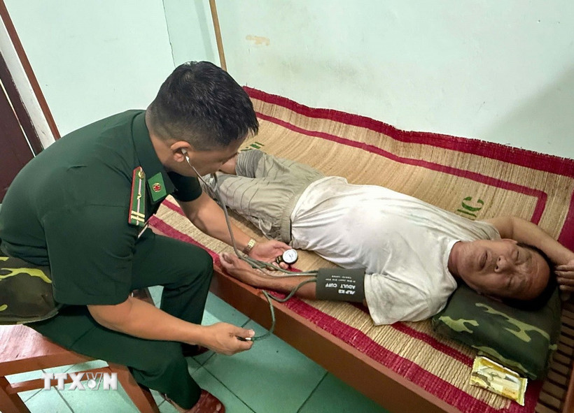 Lực lượng chăm sóc sức khỏe cho ngư dân trên tàu gặp nạn. (Ảnh: TTXVN)