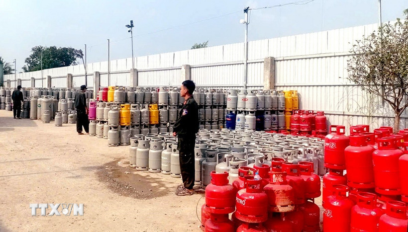 Hàng trăm bình gas các loại bị Công an tỉnh Tây Ninh phát hiện, thu giữ tại hiện trường trong chuyên án triệt phá đường dây sản xuất, buôn bán gas giả. (Ảnh: TTXVN phát)
