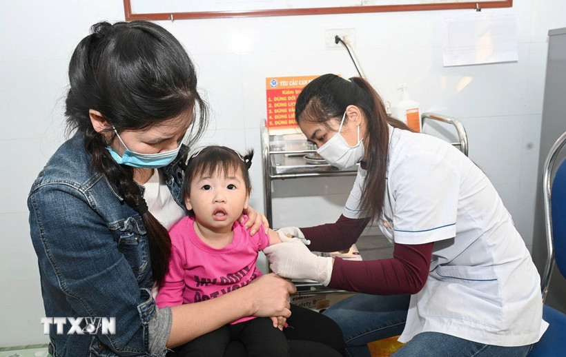 Triển khai tiêm vaccine phòng sởi tại Trạm Y tế xã Gia Lập, huyện Gia Viễn, tỉnh Ninh Bình. (Ảnh: Thùy Dung/TTXVN)