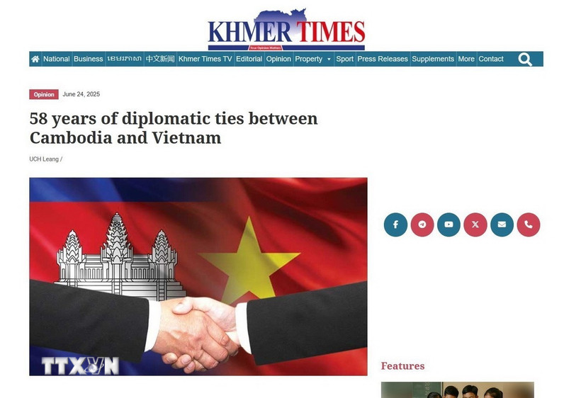 Bài viết “58 năm quan hệ ngoại giao giữa Campuchia và Việt Nam” của học giả Uch Leang được đăng tải trên báo Khmer Times của Campuchia vào ngày 24/6/2025. (Ảnh: TTXVN phát)