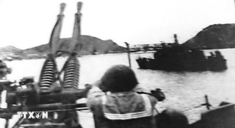 Lực lượng Hải quân cơ động bắn máy bay địch trên vùng trời Hàm Rồng, Thanh Hóa trong cuộc quyết chiến ngày 3 và 4/4/1965. (Ảnh: Tư liệu TTXVN)