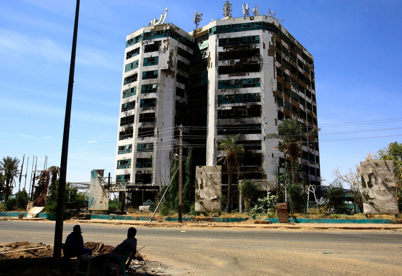 Tòa nhà bị hư hại sau một vụ tấn công tại Khartoum, Sudan. (Ảnh: THX/TTXVN)