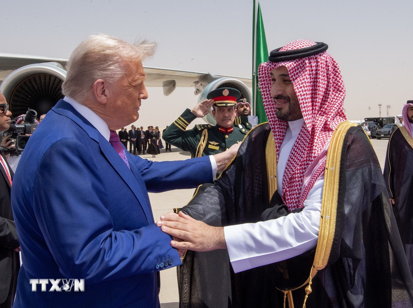 Thái tử Saudi Arabia Mohammed bin Salman Al Saud (phải) đón Tổng thống Mỹ Donald Trump tại sân bay Malik Khalid ở Riyadh, ngày 13/5/2025. (Ảnh: AA/TTXVN)
