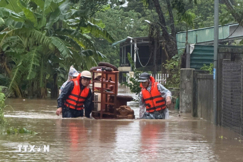 Di dời tài sản của người dân đến nơi an toàn. (Ảnh: TTTXVN phát)