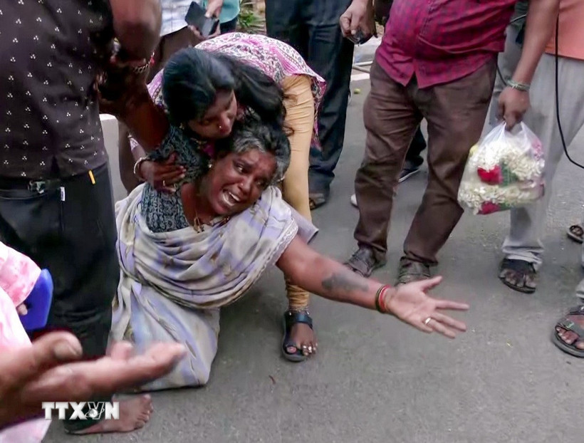 Thân nhân của nạn nhân thiệt mạng trong vụ giẫm đạp tại Karur, Ấn Độ, ngày 28/9/2025. (Ảnh: ANI/TTXVN)