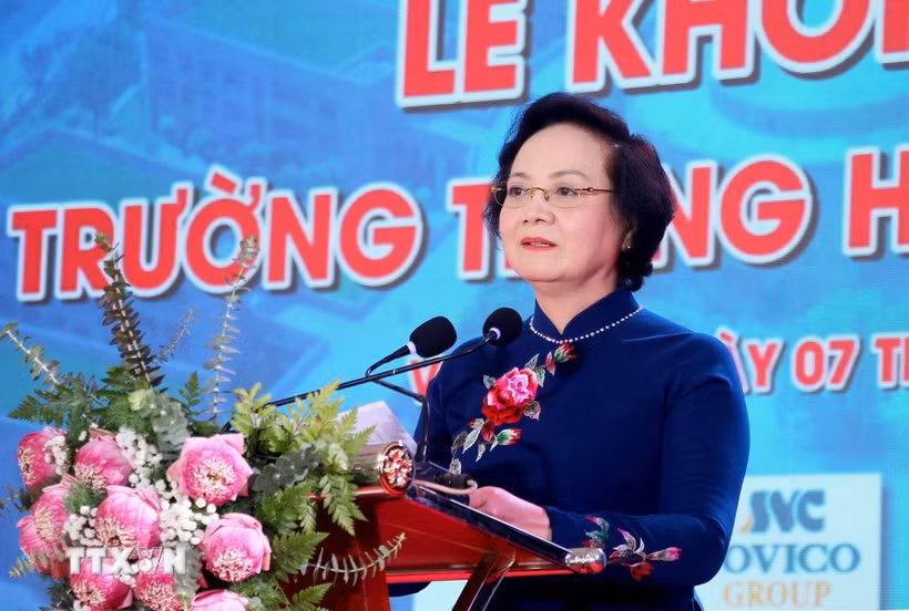 Đồng chí Phạm Thị Thanh Trà, Bí thư Trung ương Đảng, Phó Thủ tướng Chính phủ, phát biểu tại lễ khởi công xây dựng Trường THPT Nam Đàn 1. (Ảnh: Văn Tý/TTXVN)