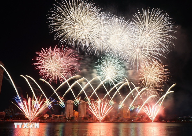 Màn biểu diễn pháo hoa rực rỡ sông Hàn trong đêm thi chủ đề “Nghệ thuật sáng tạo”. (Ảnh: Quốc Dũng/TTXVN)