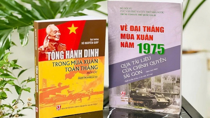 Hai cuốn sách “Về đại thắng mùa Xuân 1975 qua tài liệu của chính quyền Sài Gòn” và “Tổng hành dinh trong mùa Xuân toàn thắng”. (Ảnh: Báo Nhân dân)