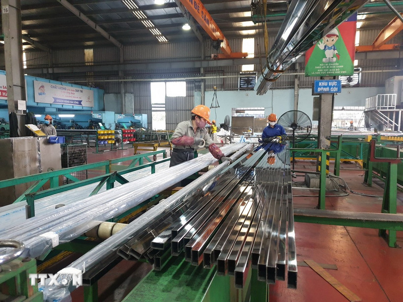 Công nhân làm việc tại khu công nghiệp Đông Anh. (Ảnh: Phương Anh/TTXVN)