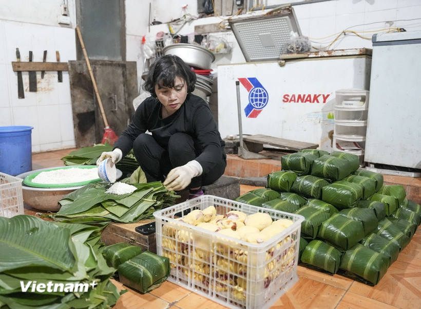 Để tạo nên được thương hiệu bánh chưng Tranh Khúc nổi tiếng, việc lựa chọn nguyên liệu để làm bánh rất khắt khe. (Ảnh: Minh Nghĩa/Vietnam+)