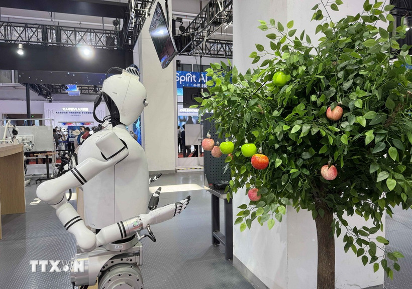 Robot giúp thu hoạch hoa quả được trưng bày tại Hội nghị Robot thế giới 2025 thúc đẩy phát triển công nghiệp robot, Bắc Kinh, Trung Quốc. (Ảnh: Công Tuyên/TTXVN)