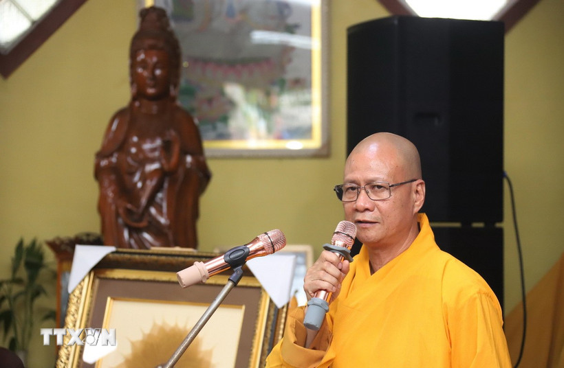 Thượng tọa Thích Minh Quang, Trưởng ban Điều phối hợp tác Phật giáo Việt Nam-Lào, Trụ trì Chùa Phật Tích thủ đô Vientiane, phát biểu tại buổi lễ. (Ảnh: Xuân Tú/TTXVN)