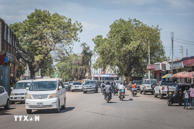 Người dân di chuyển trên đường phố tại Juba, Nam Sudan. (Ảnh: THX/TTXVN)