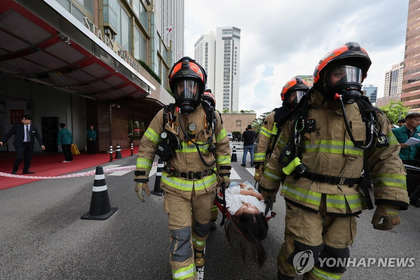 Cuộc diễn tập phòng thủ dân sự mô phỏng các cuộc tấn công khủng bố bằng máy bay không người lái tại Khách sạn Lotte ở trung tâm thành phố Seoul vào ngày 19/8. (Nguồn: Yonhap)