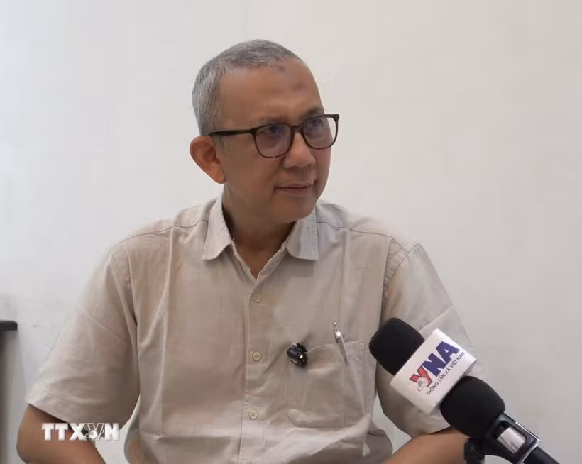 Ông Beni Sukadis, Điều phối viên cao cấp của Viện Nghiên cứu quốc phòng và chiến lược Indonesia (LESPERSSI), trả lời phỏng vấn TTXVN tại Indonesia. (Ảnh: Minh Thái/TTXVN)