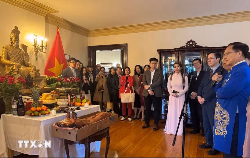 Đại diện cho các cộng đồng người Việt trên toàn Canada tham dự sự kiện Giỗ tổ Hùng Vương năm 2025. (Ảnh: Hà Linh/TTXVN)