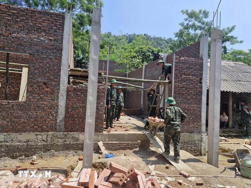 Lực lượng quân đội của Bộ Chỉ huy quân sự tỉnh Phú Thọ chung sức giúp đồng bào xóa nhà tạm, nhà dột nát tại xã Xuân Đài. (Ảnh: Đào An/TXVN)