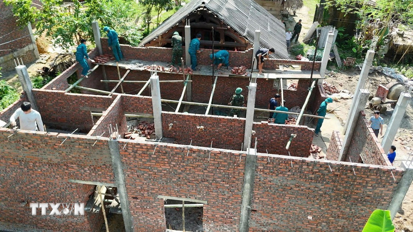 Lực lượng thuộc Bộ Chỉ huy quân sự tỉnh Phú Thọ chung sức giúp đồng bào xóa nhà tạm, nhà dột nát tại xã Xuân Đài. (Ảnh: Đào An/TTXVN)