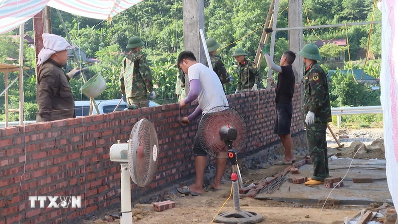 Lực lượng thuộc Bộ Chỉ huy quân sự tỉnh Phú Thọ chung sức giúp đồng bào xoá nhà tạm, nhà dột nát tại xã Xuân Đài. (Ảnh: Đào An/TTXVN)