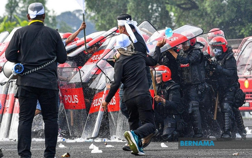 Cảnh sát và quân nhân Malaysia trong cuộc diễn tập. (Ảnh: bernama)