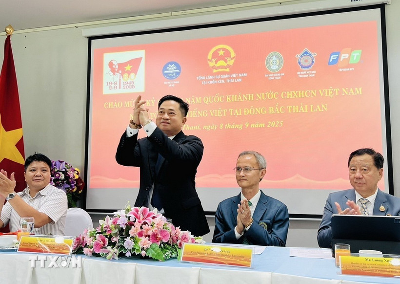 Tổng lãnh sự Đinh Hoàng Linh (đứng) tại sự kiện kỷ niệm Ngày tôn vinh tiếng Việt tại Đông Bắc Thái Lan. (Ảnh: TTXVN phát)