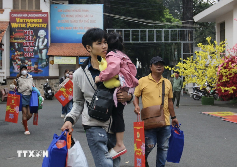 Các gia đình đoàn viên nghiệp đoàn, người lao động có hoàn cảnh khó khăn về quê đón Tết trên “Chuyến xe mùa Xuân” năm 2025. (Ảnh: Thanh Vũ/TTXVN)