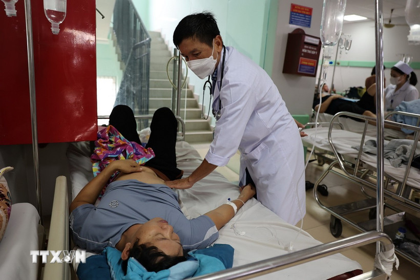 Bác sỹ Khoa Truyền nhiễm, Bệnh viện Đa khoa Bà Rịa thăm khám cho bệnh nhân ngộ độc thực phẩm nghi do ăn bánh mỳ tại tiệm Ngọc Hà, phường Phú Mỹ. (Ảnh: Hoàng Nhị/TTXVN)