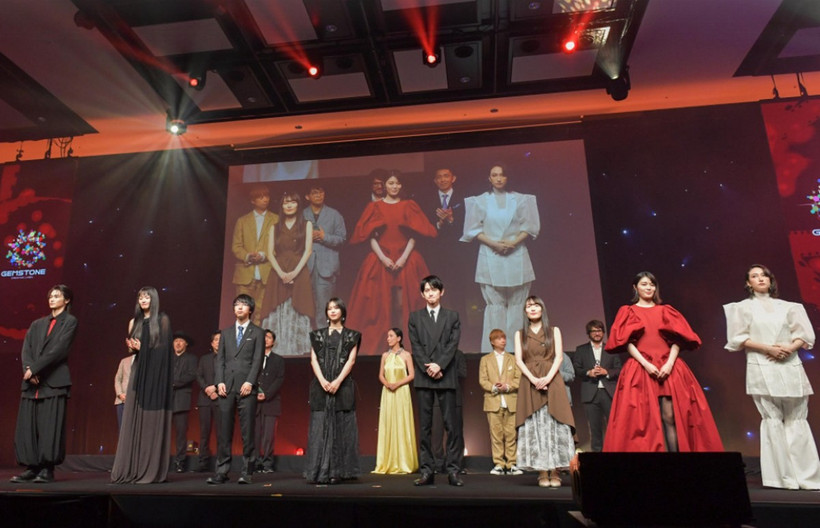 Các vị khách chụp ảnh tại Lễ khai mạc Liên hoan Phim cực ngắn và châu Á. (Nguồn: Kyodo)