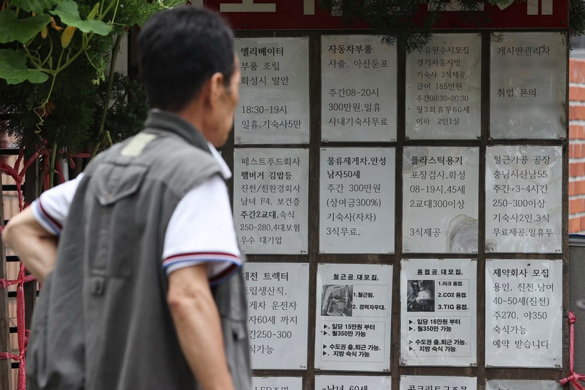 Một người dân đang xem tin tuyển dụng tại trung tâm giới thiệu việc làm ở Daerim-dong, Guro-gu, Seoul. (Ảnh: Yonhap)