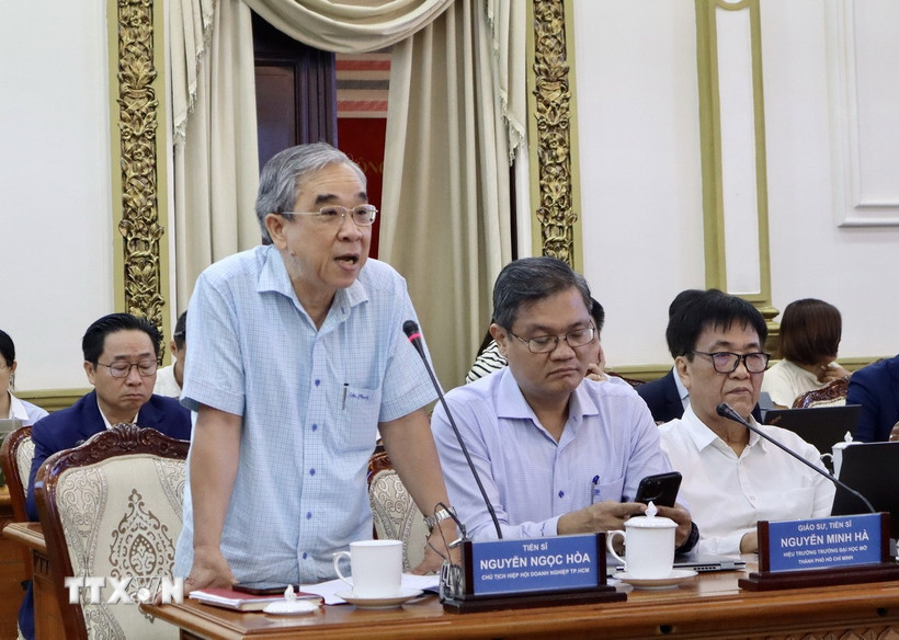 Ông Nguyễn Ngọc Hòa, Chủ tịch Hiệp hội Doanh nghiệp Thành phố Hồ Chí Minh thông tin hoạt đông doanh nghiệp tại hội thảo. (Ảnh: Xuân Anh/TTXVN)