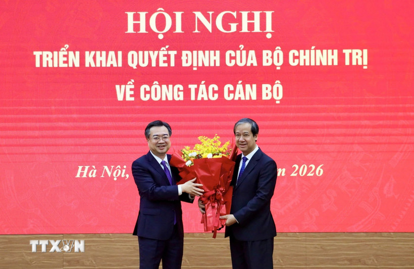Đồng chí Nguyễn Thanh Nghị, Ủy viên Bộ Chính trị, Bí thư Trung ương Đảng, Trưởng Ban Chính sách, chiến lược Trung ương trao Quyết định của Bộ Chính trị cho đồng chí Nguyễn Kim Sơn. (Ảnh: Phương Hoa/TTXVN)