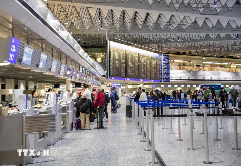 Hành khách chờ làm thủ tục tại sân bay Frankfurt, Đức, ngày 3/1/2025. (Ảnh: THX/TTXVN)