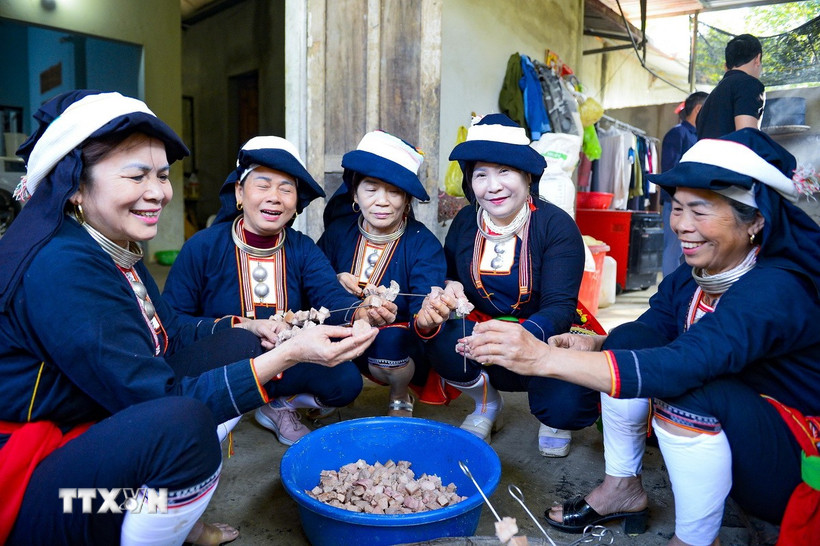 Phụ nữ Dao chuẩn bị cỗ cho Tết năm cùng. (Ảnh: Hoa Mai/TTXVN)