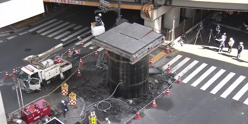 Ống thép khổng lồ nhô lên khỏi mặt đất 13 mét tại thành phố Osaka. (Ảnh: japantimes)