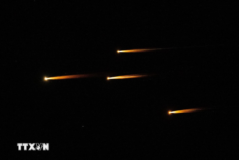 Các vệt sáng trên bầu trời Jerusalem khi Iran tiến hành cuộc tấn công bằng tên lửa nhằm vào Israel tối 13/6/2025. (Ảnh: THX/TTXVN)