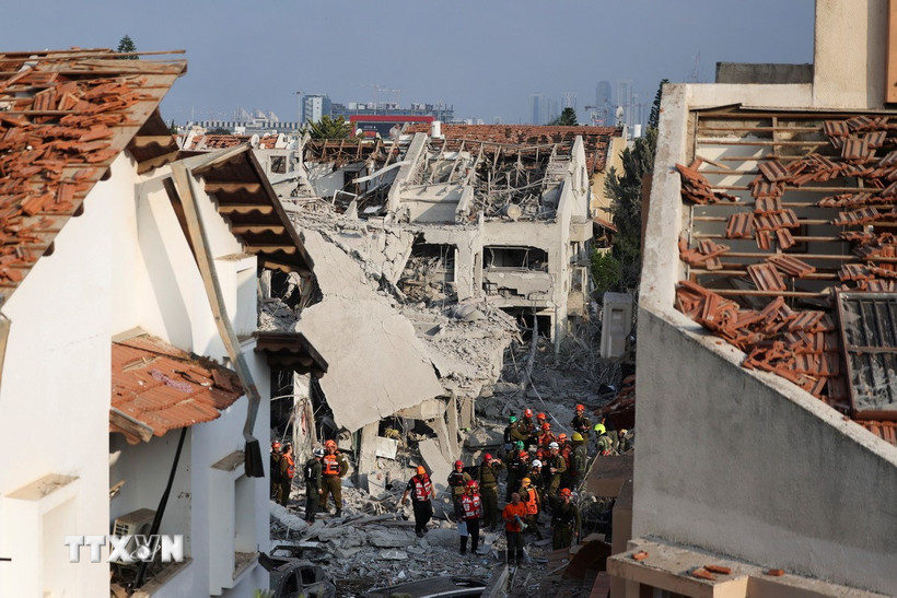 Hiện trường cuộc tấn công bằng tên lửa của Iran tại Rishon LeZion, Israel ngày 14/6/2025. (Ảnh: ANI/TTXVN)