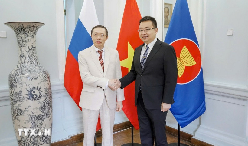 Đại sứ Lào tại Nga Shiphandone Oybuabuddy (bên trái) và Tham tán Công sứ Đoàn Khắc Hoàng - Đại biện lâm thời Đại sứ quán Việt Nam tại Nga. (Ảnh: Trần Hải/TTXVN)