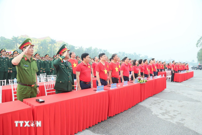 Lãnh đạo tỉnh Hưng Yên và các đại biểu dự lễ chào cờ tại Quảng trường Nguyễn Văn Linh, phường Phố Hiến. (Ảnh: Mạnh Khánh/TTXVN)