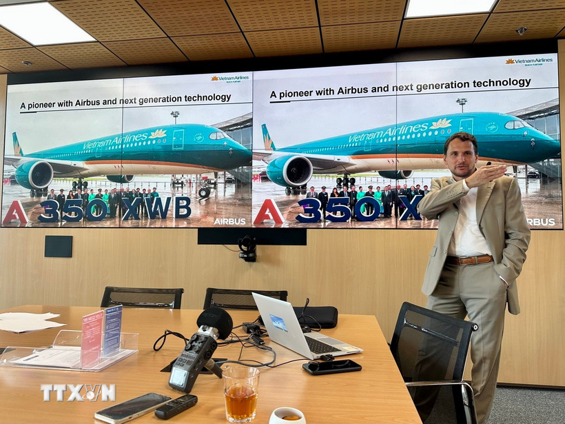 Đại diện tập đoàn Airbus giới thiệu các dòng sản phẩm và chương trình hợp tác với Việt Nam. (Ảnh: Thu Hà/TTXVN)