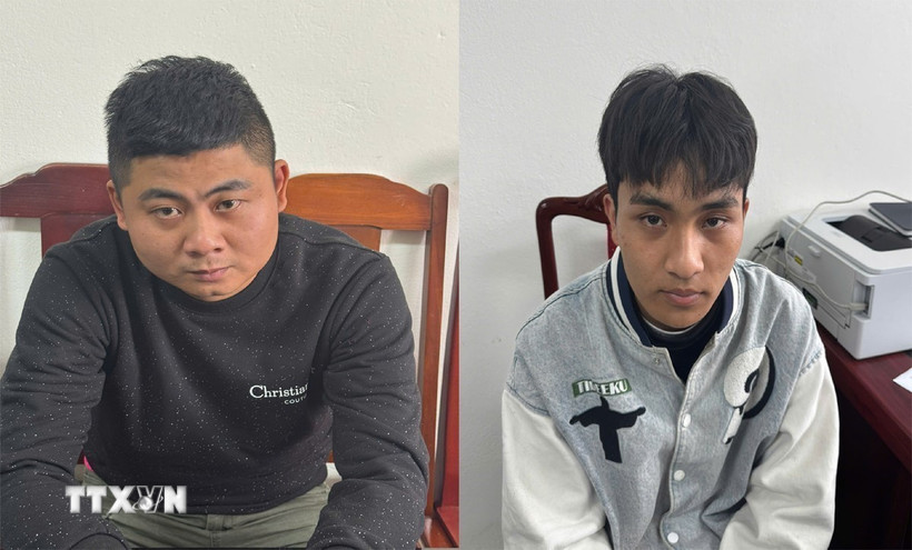 Hai đối tượng Nguyễn Thành Đông (trái) và Nguyễn Công Chánh Hưng tại cơ quan công an. (Ảnh: TTXVN phát)