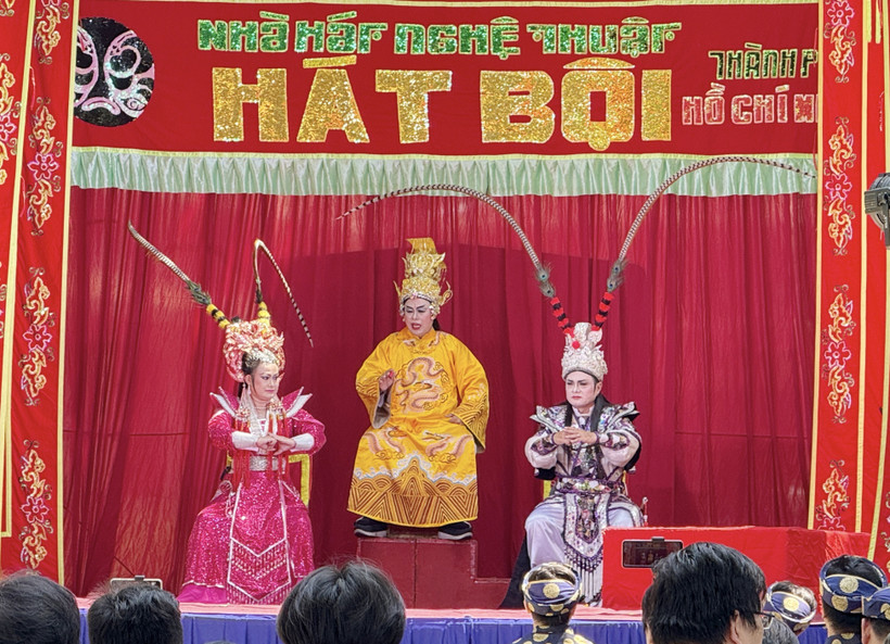 Trích đoạn hát bội “Xử bá đao Từ Hải Thọ” được công diễn tại Lăng Lê Văn Duyệt (phường Gia Định, TP. Hồ Chí Minh). (Ảnh: Thu Hương/TTXVN)