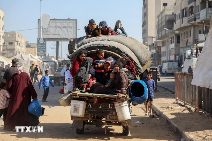 Người dân Palestine mang theo đồ đạc trở về thành phố Gaza ngày 11/10/2025. (Ảnh: THX/TTXVN)