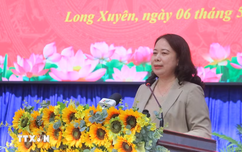 Phó Chủ tịch nước Võ Thị Ánh Xuân phát biểu tại buổi tiếp xúc cử phường Long Xuyên và xã An Châu, tỉnh An Giang. (Ảnh: Công Mạo/TTXVN)